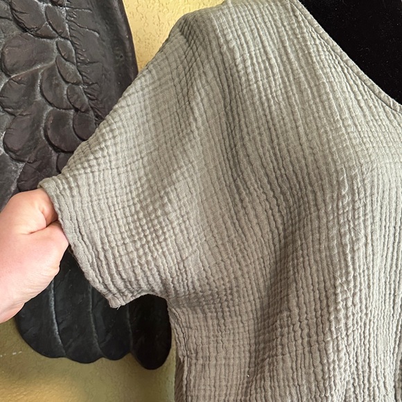 George V-Neck Crop Top - Picture 2 of 7